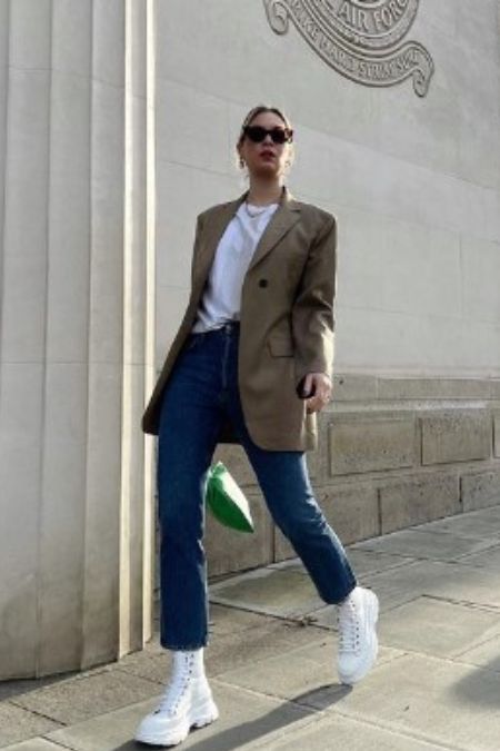 T-shirt, blazer and jeans.