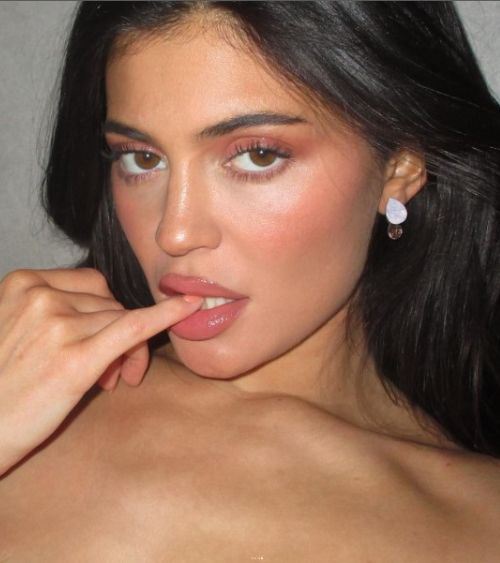 Kylie Jenner Lips and Nail Color tones trends