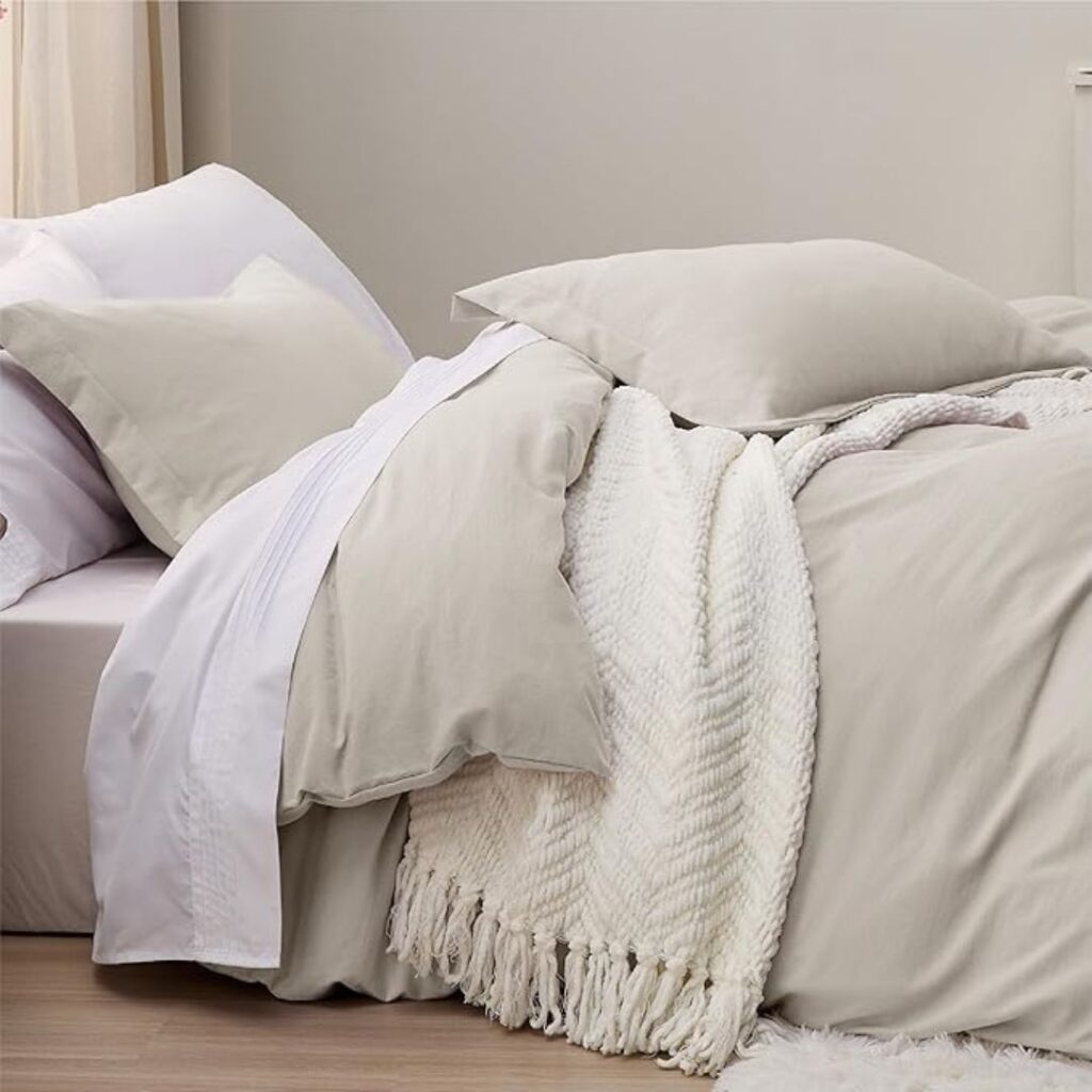 , the Bedsure Duvet Cover King Size Set is a must-have. This 3-piece set includes one prewashed duvet cover (104×90) (3)